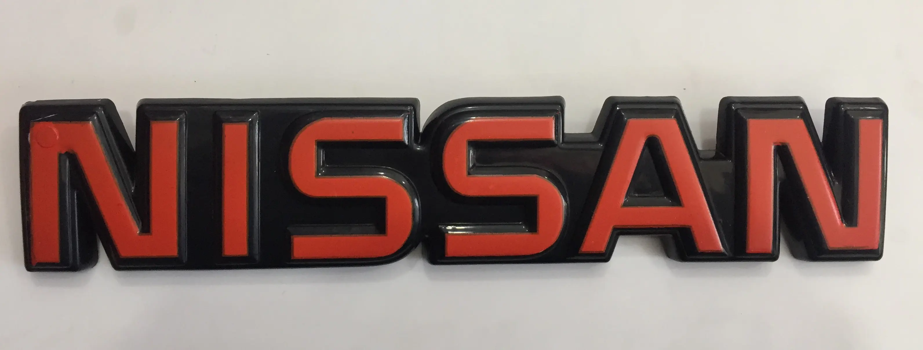 آرم جلو پنجره پاترول قرمز