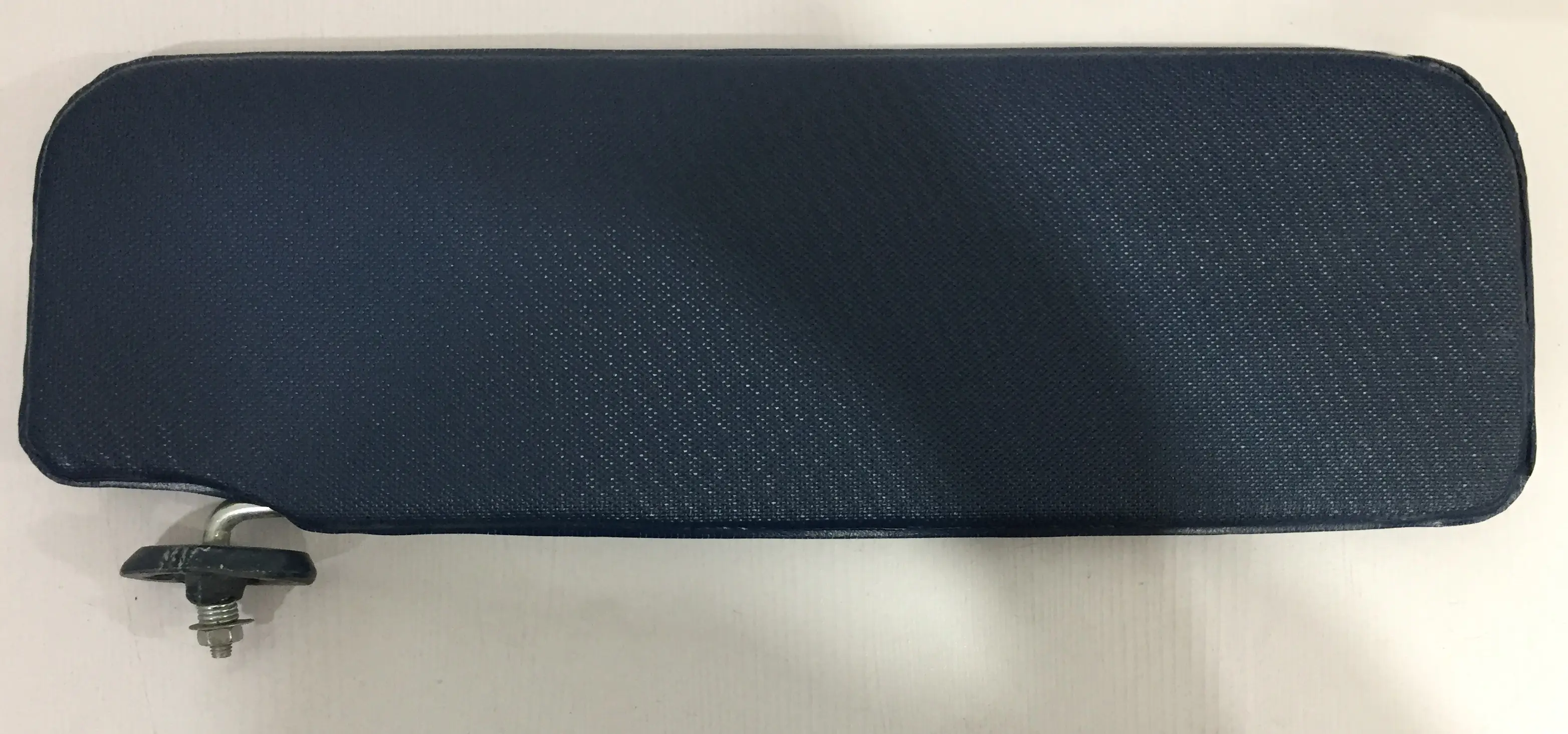 آفتابگیر داخل پاترول آبی