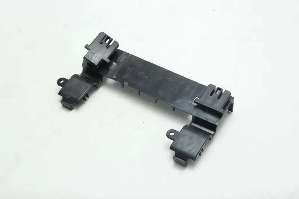 بست نگهدارنده شیلنگ بنزین پژو 405 (بالای قاب تسمه تایم) مجد