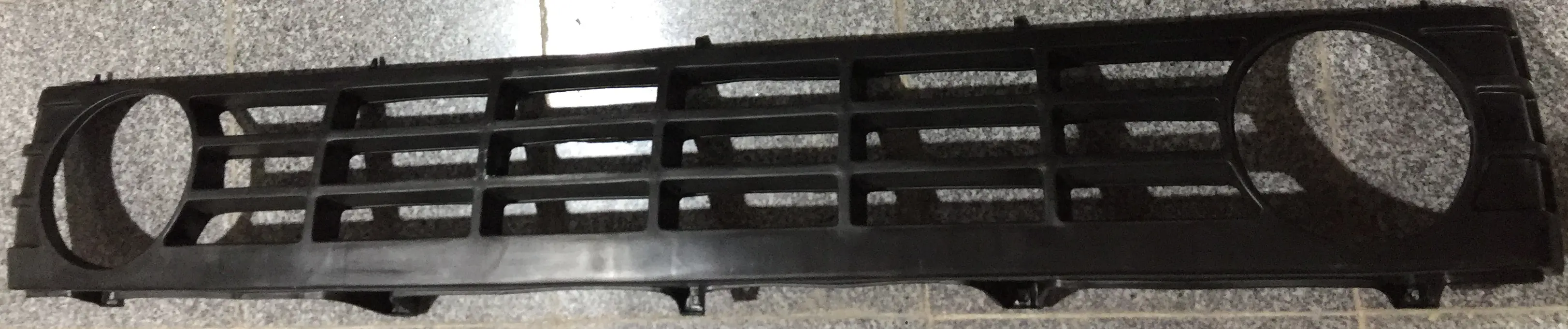 جلو پنجره پاترول مشکی گرد