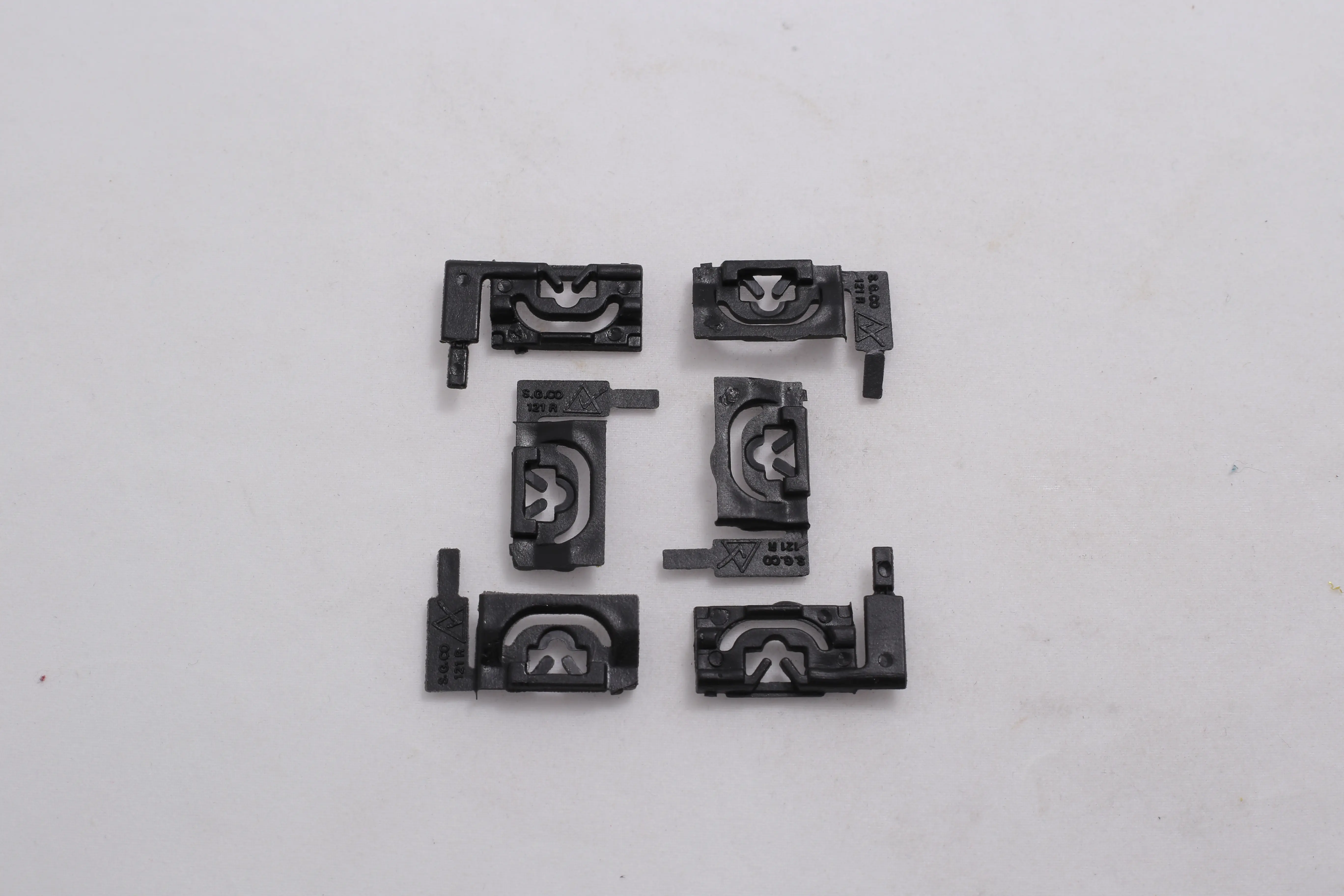 خار زه روی شیشه جلو پراید HIC