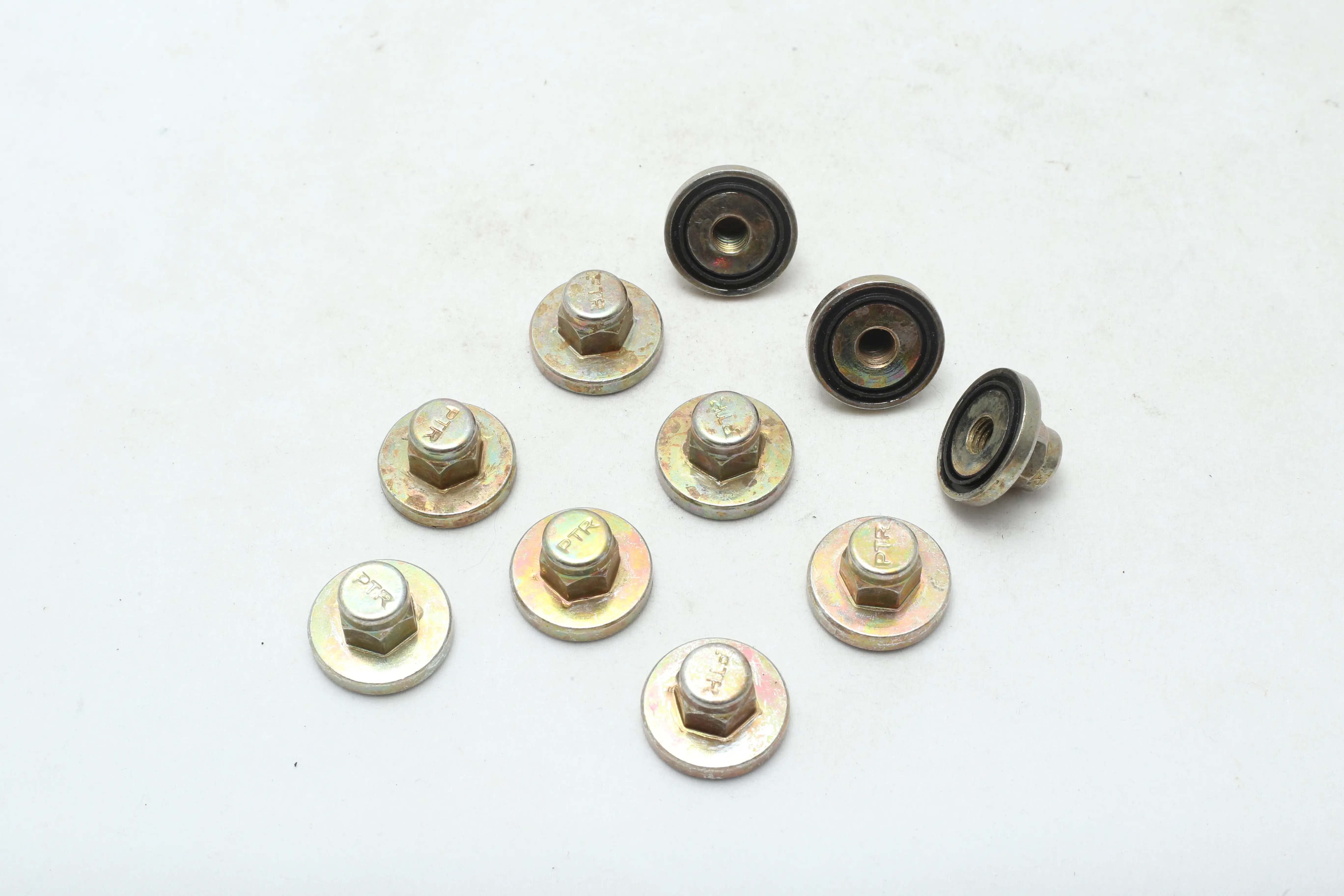 مهره درب سوپاپ پژو 405 چکاد