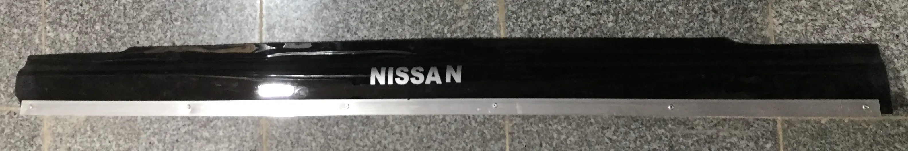 پشه پران جلو کاپوت پاترول