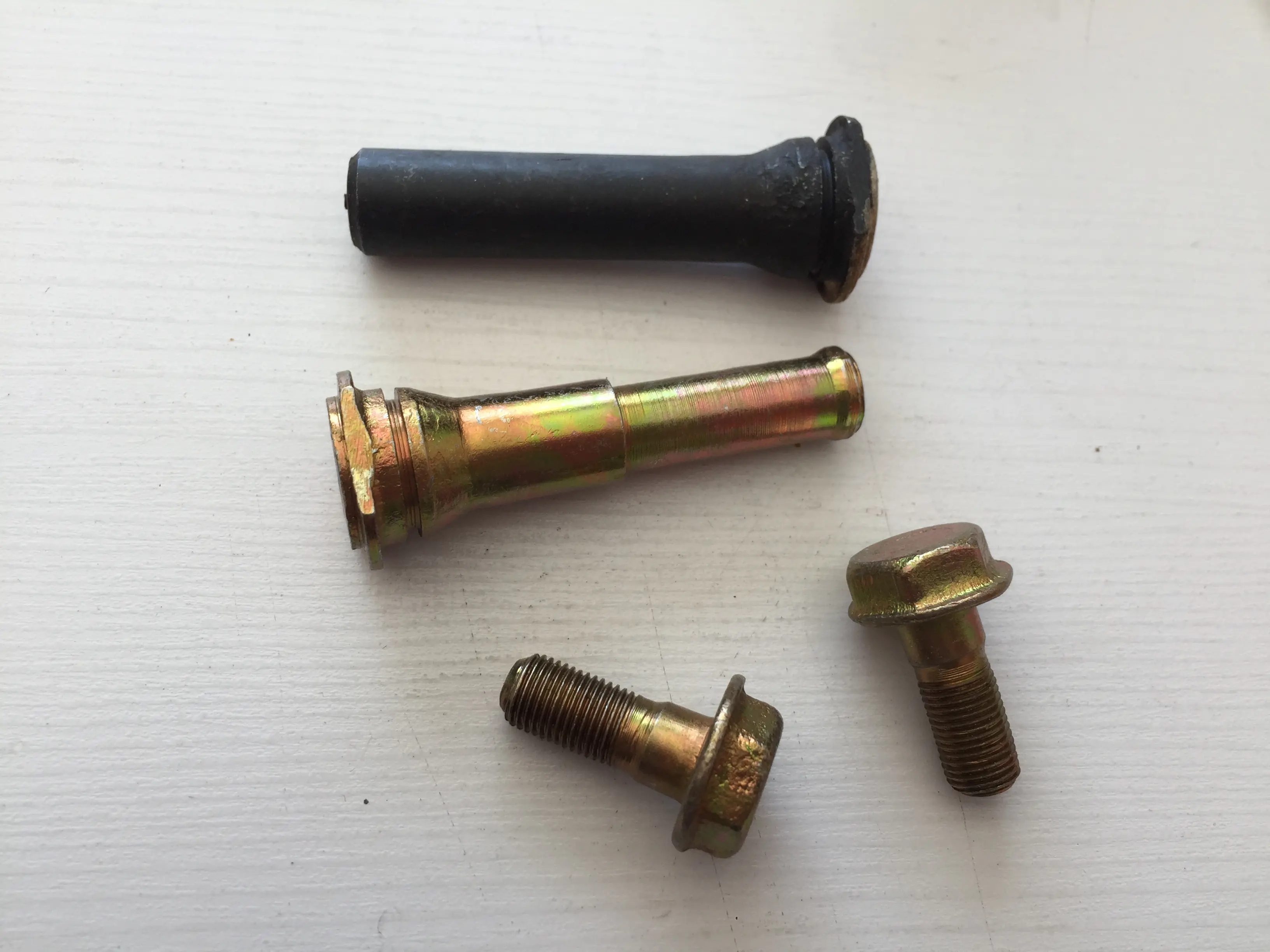 پیچ کالیپر چرخ جلو پاترول