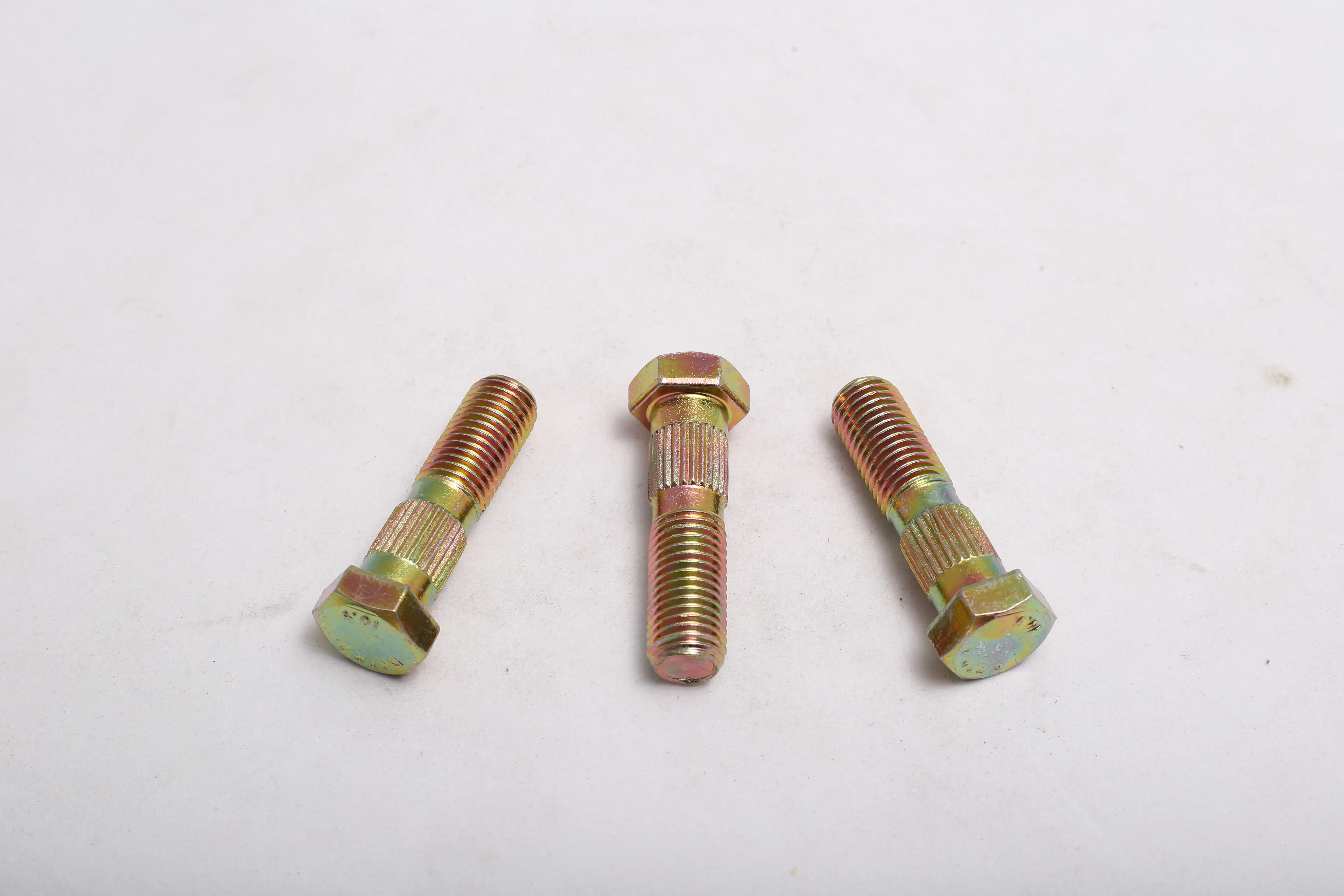 پیچ محور چرخ عقب پراید HIC