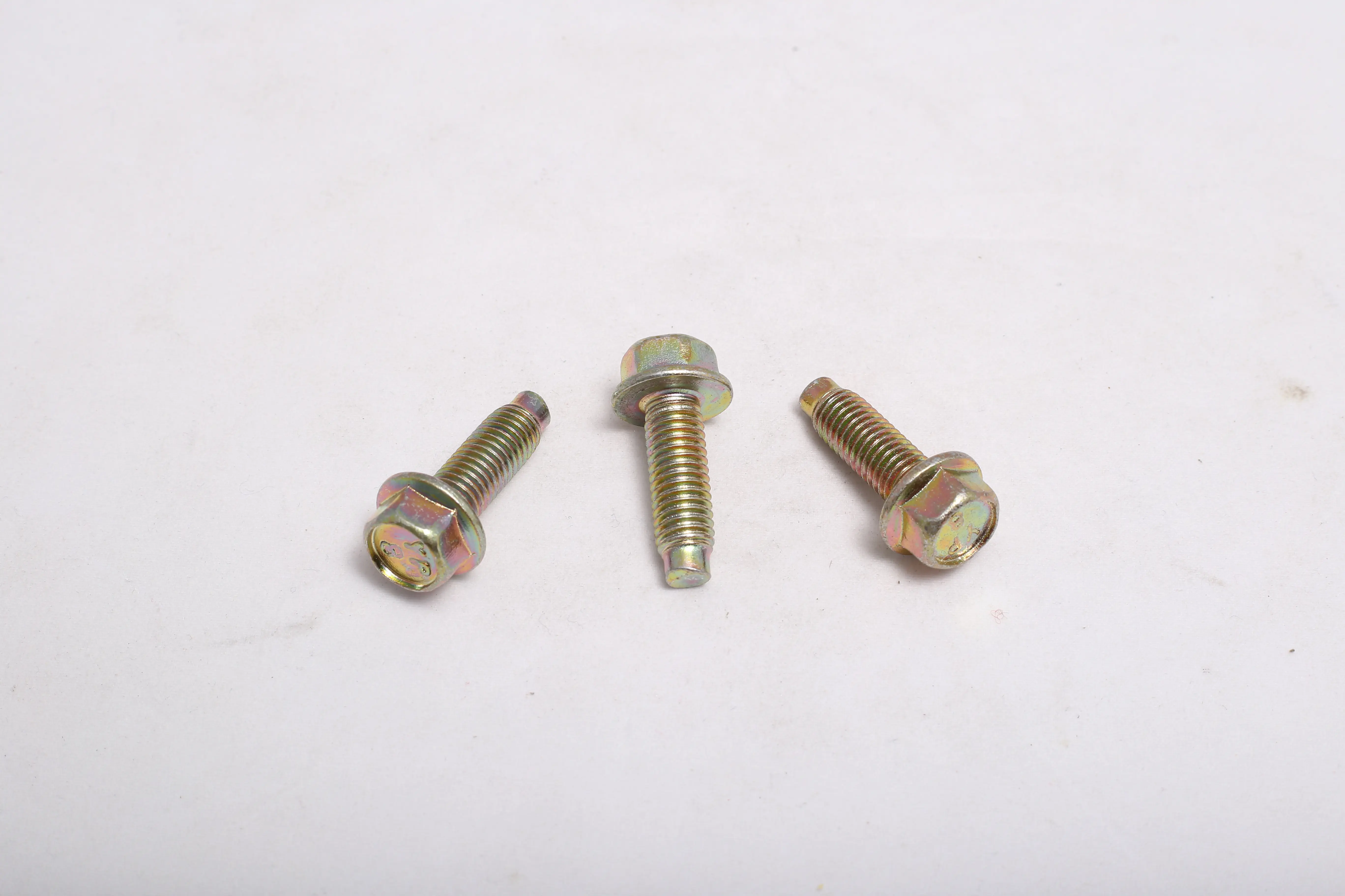 پیچ واتر پمپ پراید HIC