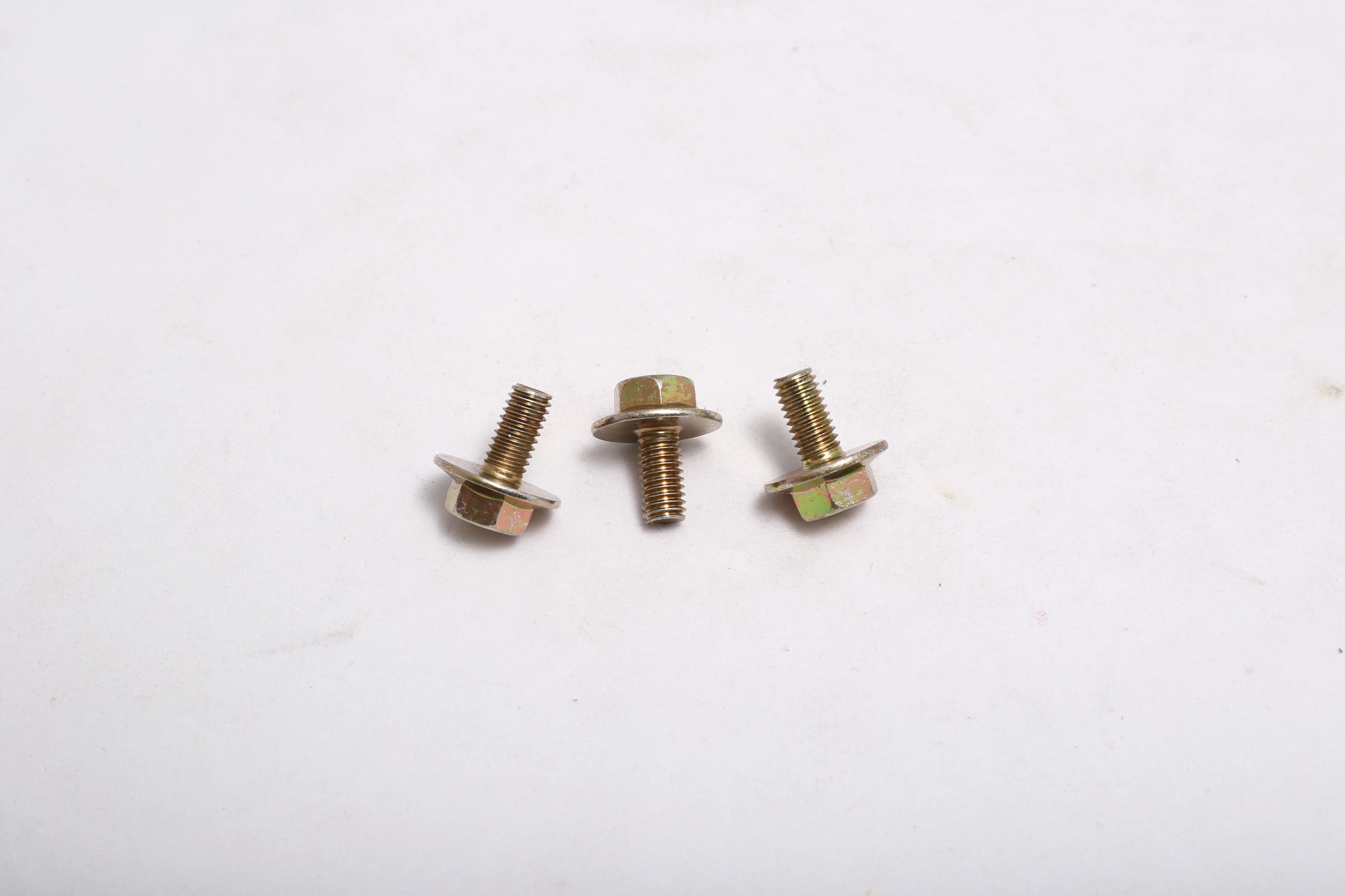 پیچ گلگیر پراید کوتاه HIC