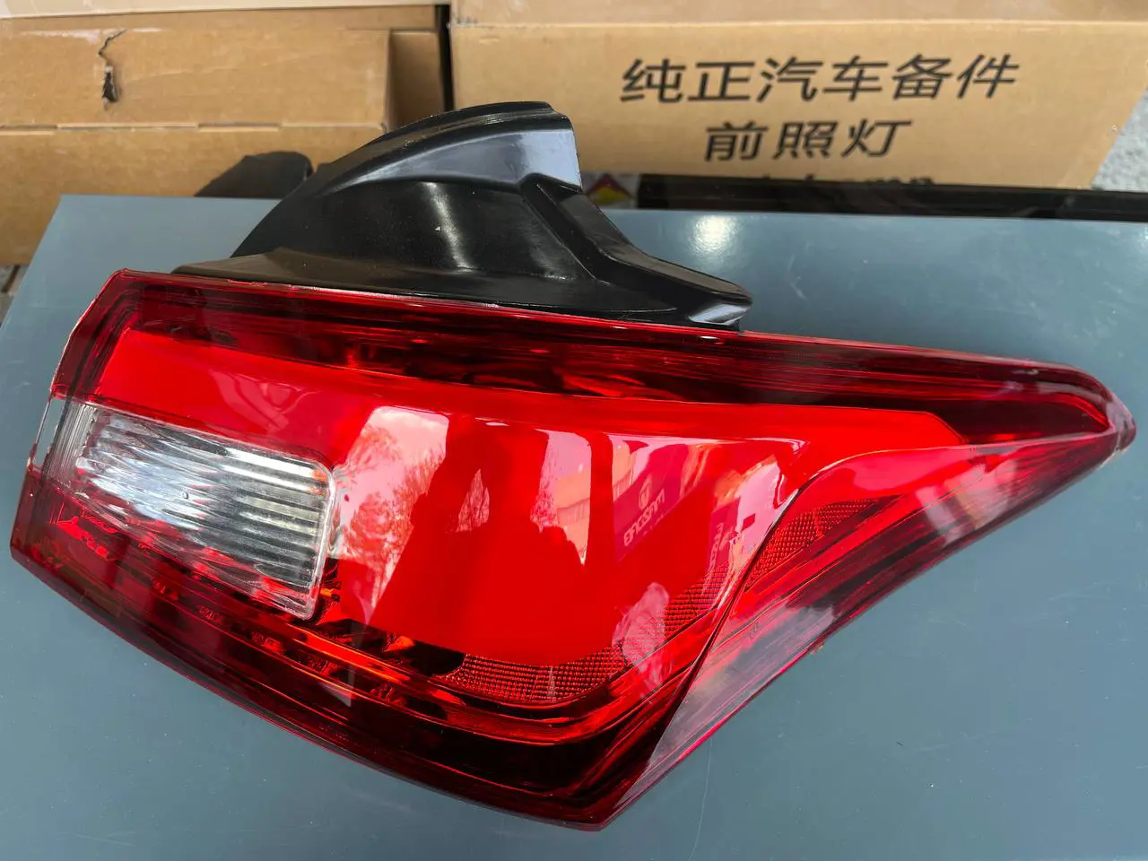 چراغ عقب راست روی گلگیر آریزو5 SOMINEK