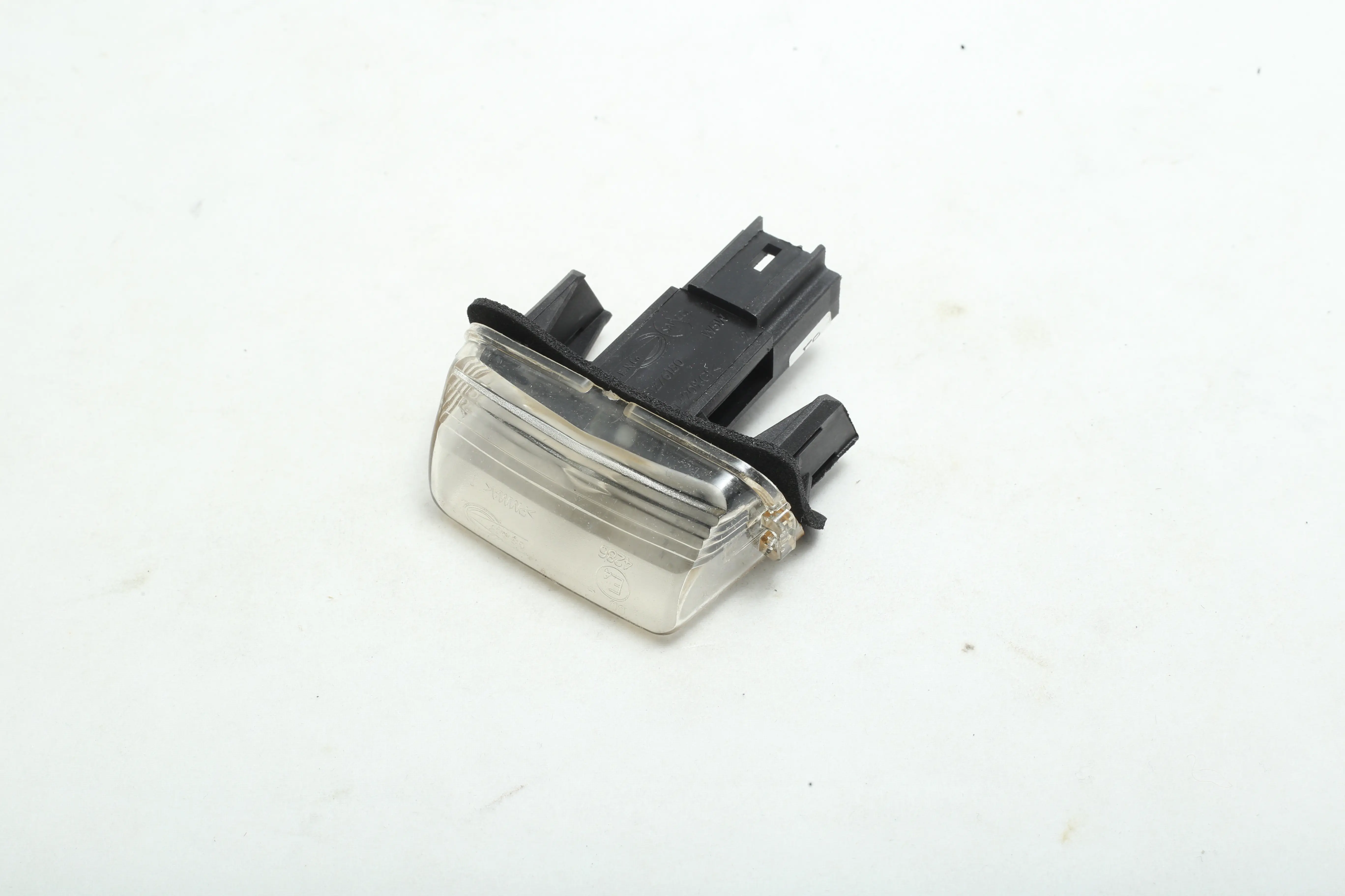 چراغ نمره عقب پژو 206 و دنا با لامپ ایساکو