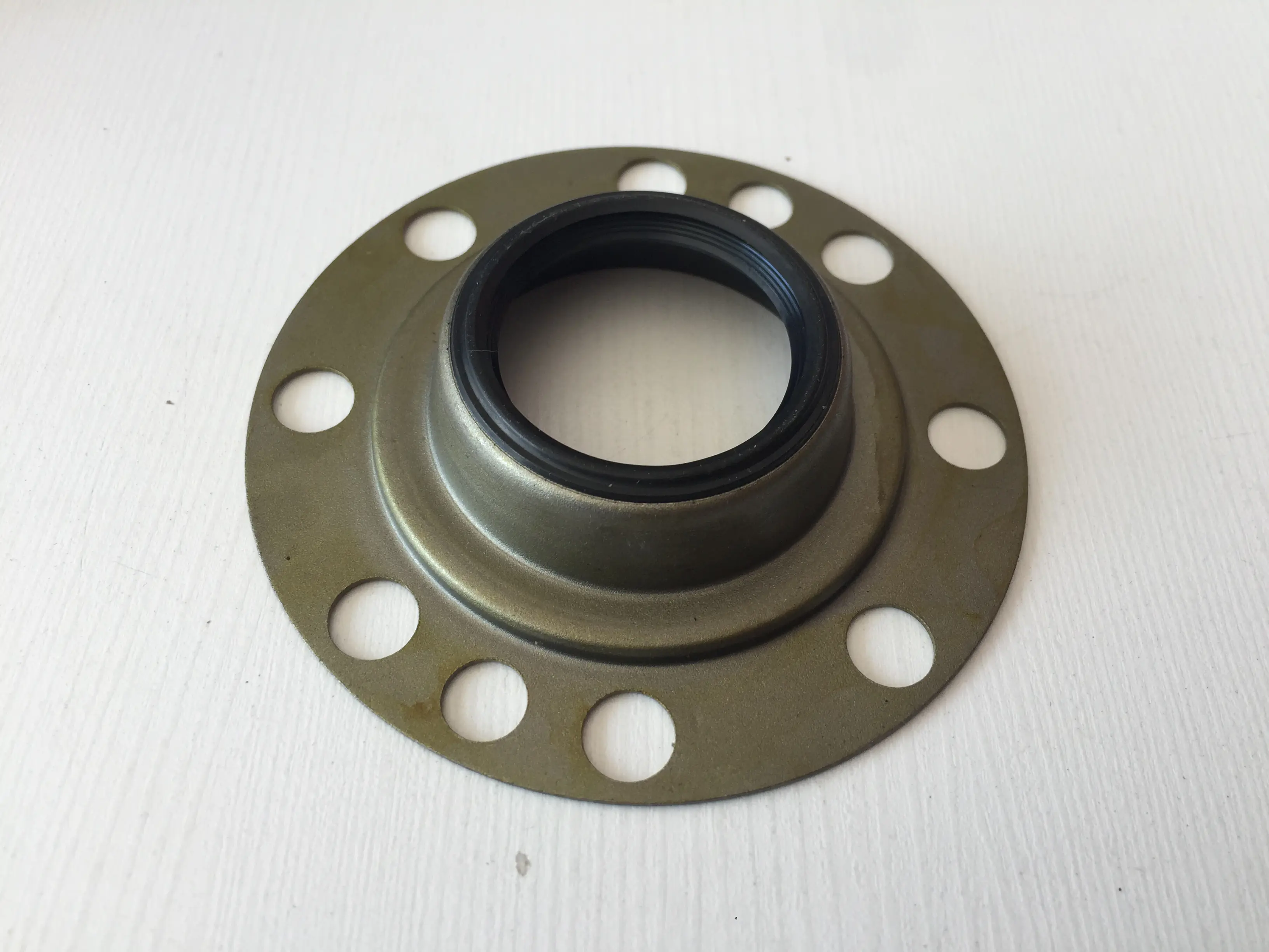 کاسه نمد چرخ عقب پاترول 6 سیلندر 10 سوراخ