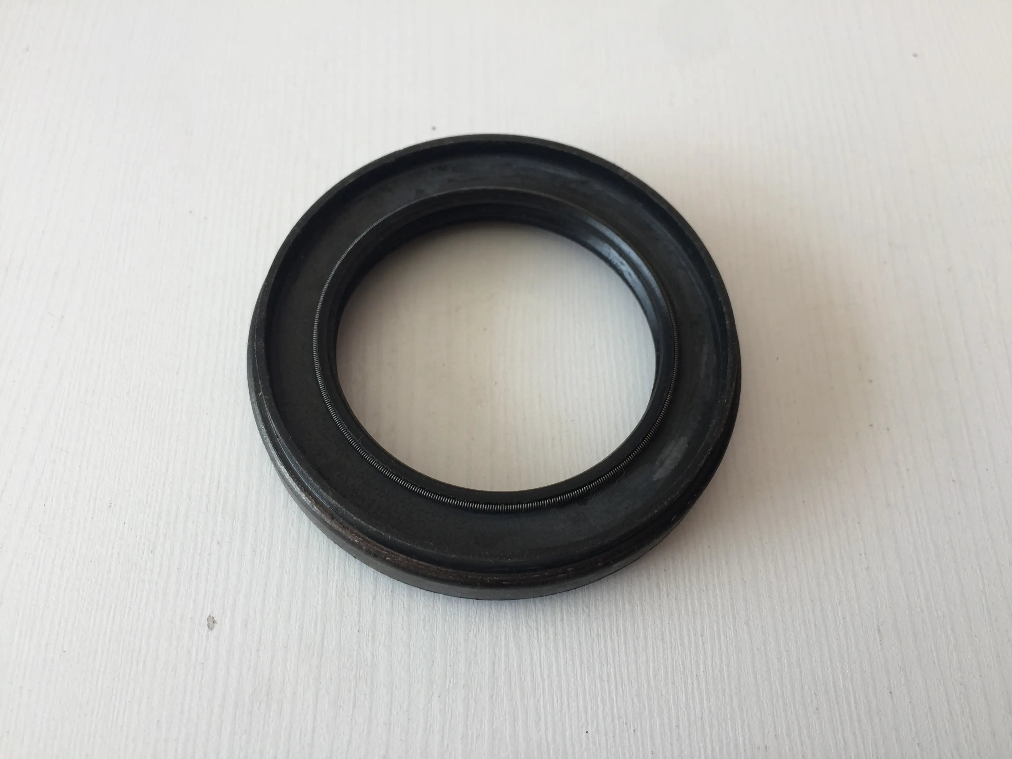 کاسه نمد چرخ عقب پاترول 6 سیلندر استوک اصلی - 2