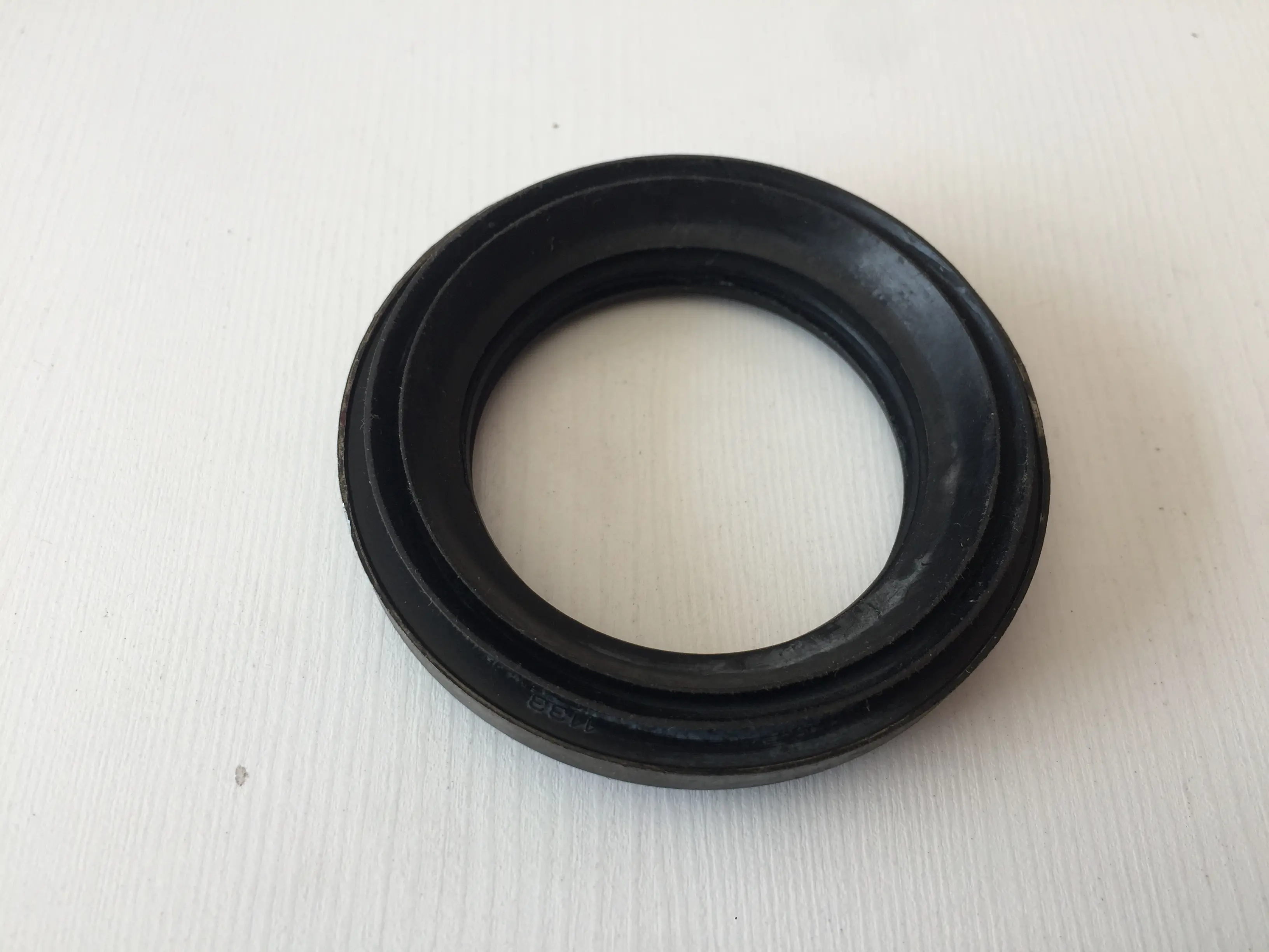 کاسه نمد چرخ عقب پاترول 6 سیلندر استوک اصلی