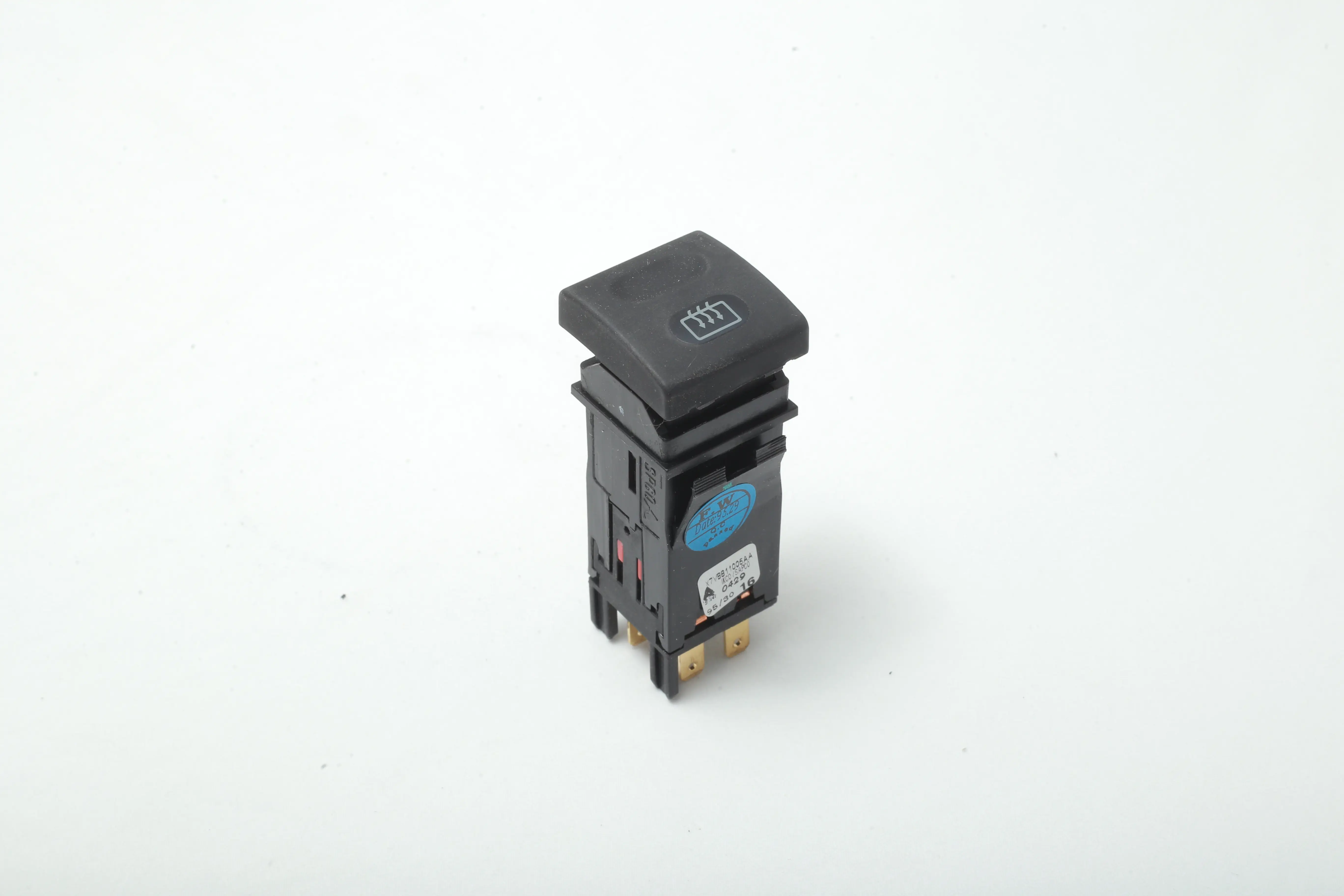 کلید گرمکن شیشه عقب سمند چکاد