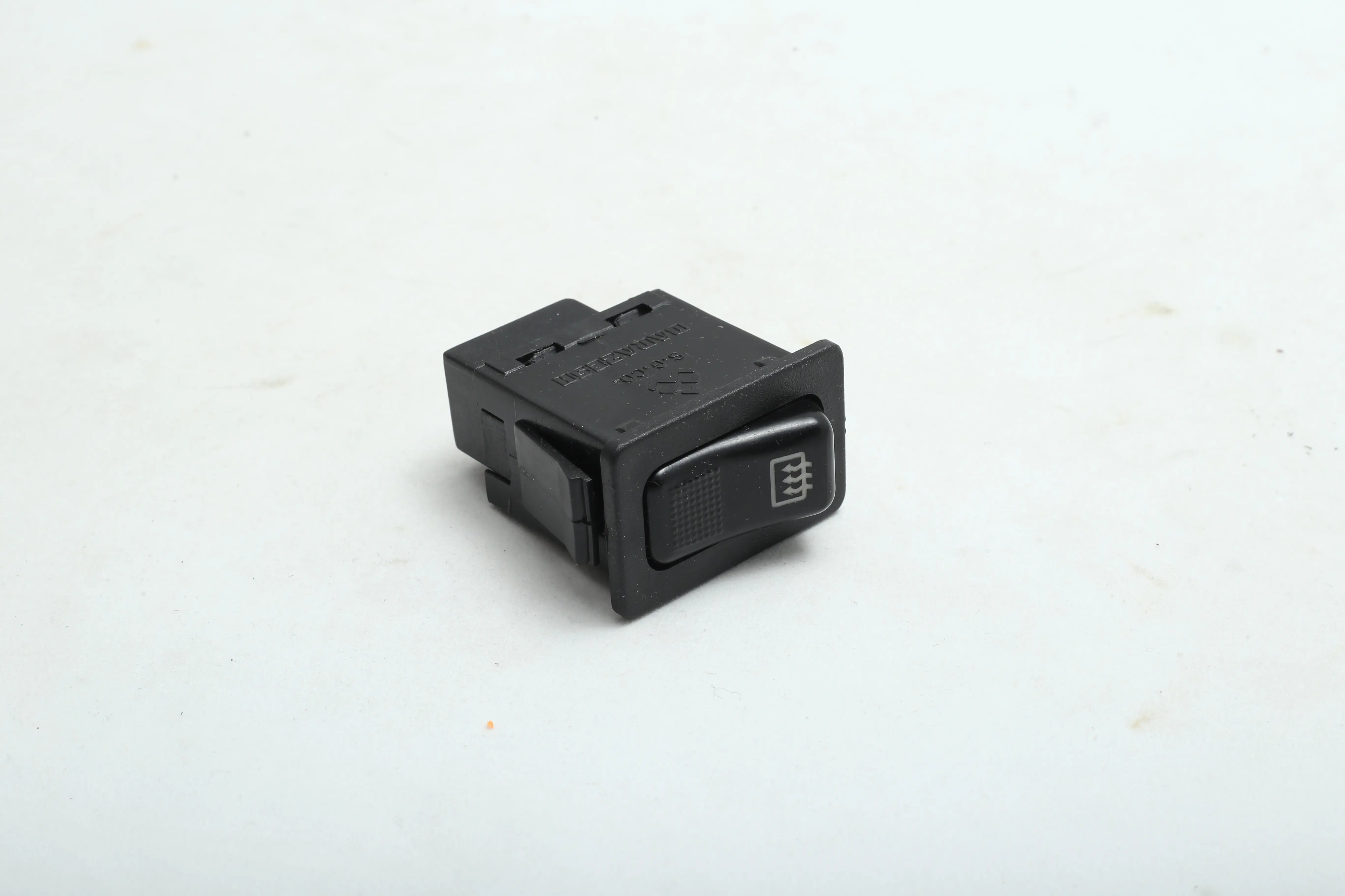 کلید گرمکن شیشه عقب پراید 132 HIC